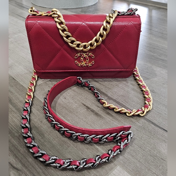*SOLD* Chanel 19 Wallet On Chain - Picture 11 of 12